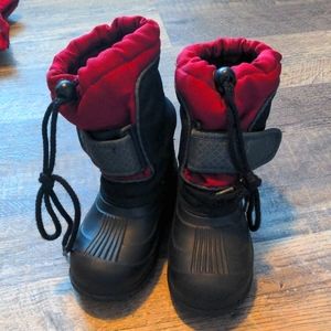 Black and red toddler size 8R snow boots